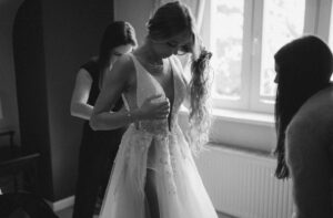 Braut bei der Anprobe eines Brautkleides