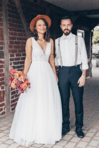 Braut in einem A-Linien-Brautkleid mit Spitzenoberteil und fließendem Rock