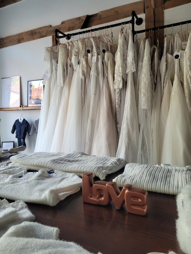 Auswahl an Brautkleidern im Hochzeitsspeicher an der Elbe mit Love-Dekoration