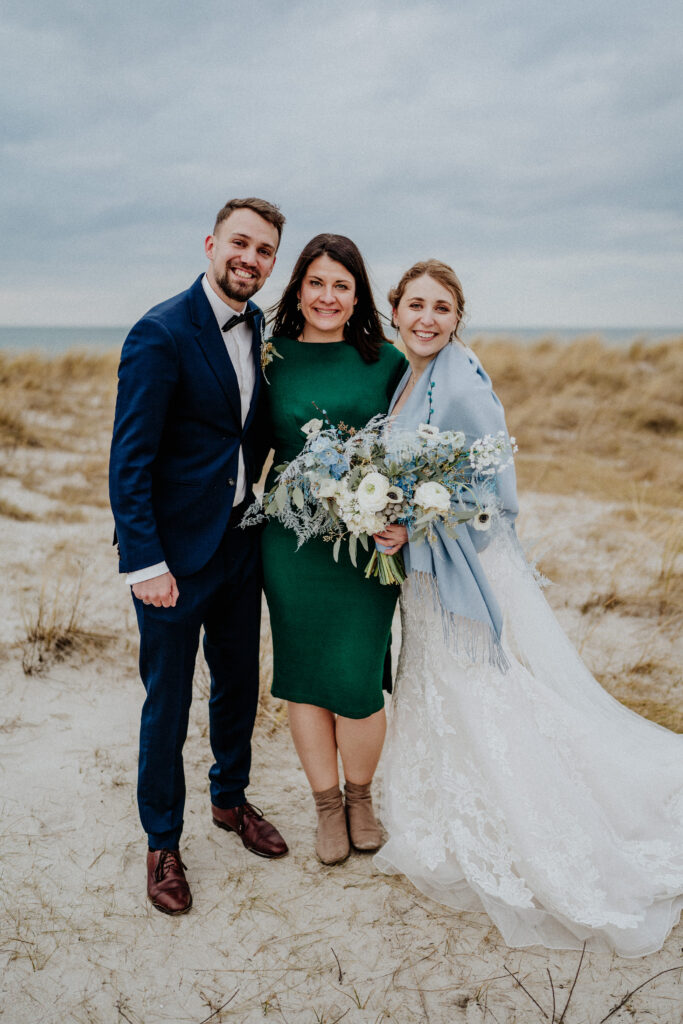 Katja Schönborn mit einem Brautpaar bei einer Hochzeit am Strand