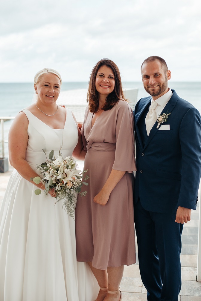 Katja Schönborn mit Braut und Bräutigam bei einer Hochzeit am Meer